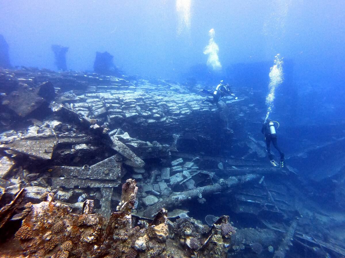 Two divers crossing a cargo wreck